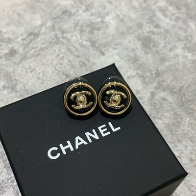 Chanel 耳環  書包釦圓耳環 黑色/白色《精品女王全新&二手》