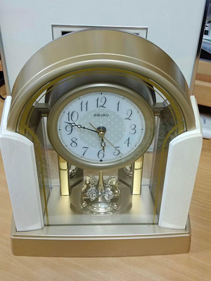 日本原裝 SEIKO 高雅 電波對時 旋轉 座鐘 二手似全新 本物件已有年代，如圖難免小瑕疵。長24 × 高27.5 × 厚9 公分