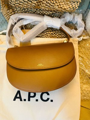 A.P.C 法國品牌 文青必備 真牛皮斜背包Geneva bag 卡布奇諾色 現貨有夠美 不用等 24x18x8