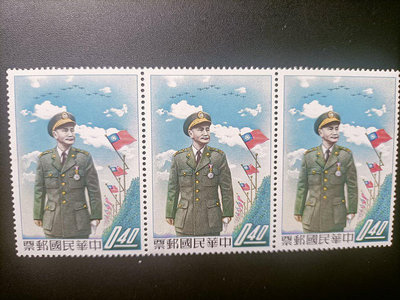 B78，臺灣郵票特08 蔣總統玉照郵票--三方連，中間張背面壓痕，請見圖。