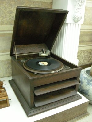 20世紀-  百年收藏/ 名家古董留聲機/ 手搖唱盤