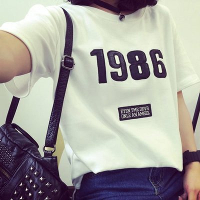 (免運)QUEE”N - 數字1986短袖T恤 - T-223