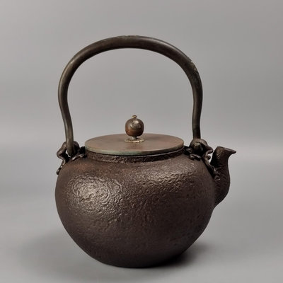 。京都龜文堂造日本鐵壺。素文，大正時期，龜文堂晚
