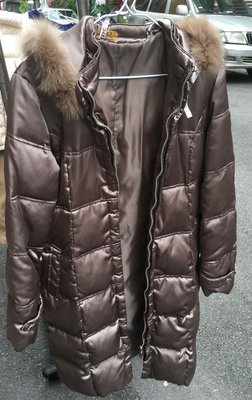 二手Shelter Q 日本品牌專櫃紫灰色毛毛長版羽絨外套，日本製連帽保暖羽絨大衣