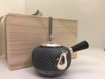 日本金工名家 光南作 純銀細手製 釜形霰打出 蕾摘横手茶壺 煎茶道具 箱