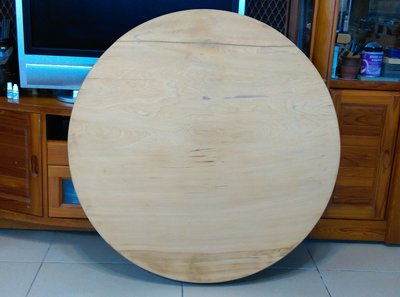 桌板(6)~檜木~圓型~有裂~一塊板~沒有桌腳~直徑約93.8CM~木板厚約2.2CM~表面去漆