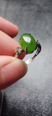 碧玉戒指女士 和闐玉陽綠波菜綠 玉質過燈 細料 珠寶玉石指環