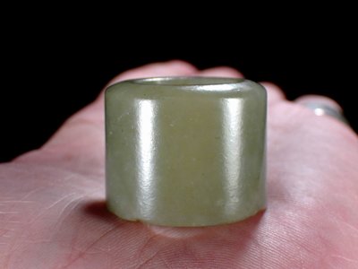 『保真』老玉市場-清代和闐老青玉厚實玉扳指(內徑19.2mm)盤玩超油潤