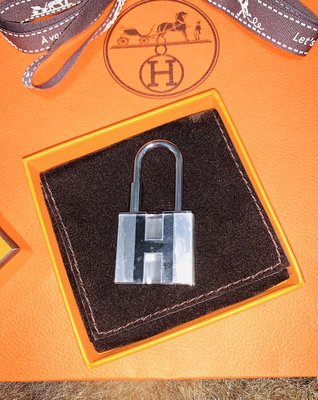 名品特搜站~ 已停產的100% New Hermes限量掛鎖，掛包包或當項鍊墜子都適宜!