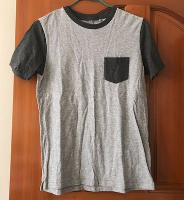 (J12) 男童~UNIQLO 灰色圓領休閒短袖純棉T恤~(150 cm)~99元起標~~