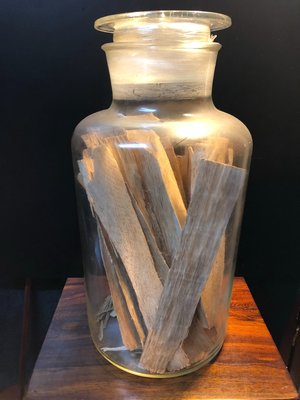 『華山堂』早期收藏 老玻璃瓶 + 沉香片 結油厚~香氣足 加里曼丹 印尼 加里萬丹 原木重油