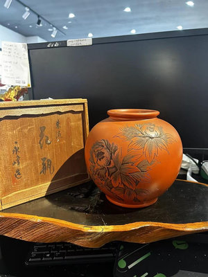 日本回流 朱泥花瓶  常滑燒  永峰造  陰刻牡丹  品相完