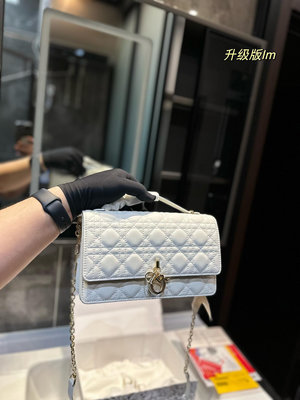 【二手包包】迪奧lady Dior 珍珠手拿包這款手拿包是本季新品 頂部搭手柄，優雅實用，令Lady Di NO115837