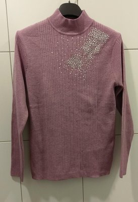 意大利製（冬出清）意大利品牌DRESSY CHOSEN 暗粉紫針織毛衣，高級水晶水鑽貼飾，尺寸約國內S~M碼，有彈性 Prada Clathas 溫慶珠 23區