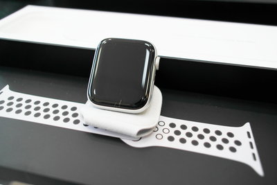 Apple Watch Series 4  Nike運動型裱帶 44mm 9成新 盒裝 配件齊