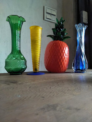 老宅 特色 玻璃 花瓶 集錦 . 追加一顆鳳梨 中元拜拜應景 不用收 不會壞 . 綠高 21 黃高 18 藍高 23 鳳