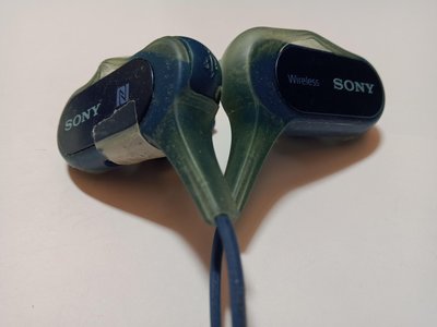 大媽桂二手屋，故障 新力 Sony 索尼 原廠藍芽耳機，能開機，無法蓄電，環保材質按鍵脆化（如圖），歡迎高手撿去維修，或當零件機