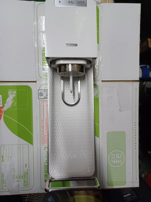 二手少用Sodastream Power Source電動式氣泡水機白色/內附原廠二氧化碳鋼瓶.電源線/附未拆盒裝鋼瓶425g*1/附原廠不鏽鋼瓶蓋寶特瓶*2