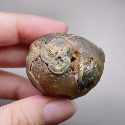 【巽玉閣】阿拉善戈壁透底大顆綠眼睛石原石把件單顆- 奇石收藏,標本,原礦,原石,把件,DIY,加工