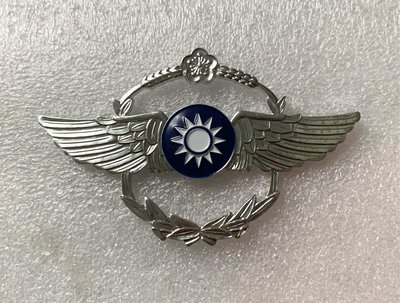 可欣寶島精品：銀色空軍儀隊中型軍徽徽章（鋁質/寬約8公分高約5公分）