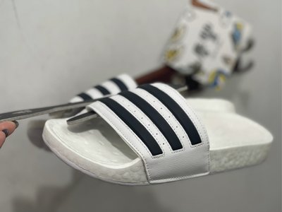 慶豐體育👟 adidas ADILETTE BOOST 運動拖鞋 男/女(FY8155) 全白 黑線 白底黑線 軟底