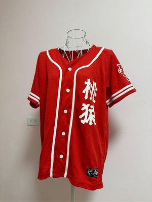 二手衣物．LAMIGO 桃猿隊 2015總冠軍賽紅色紀念絕版球衣 L
