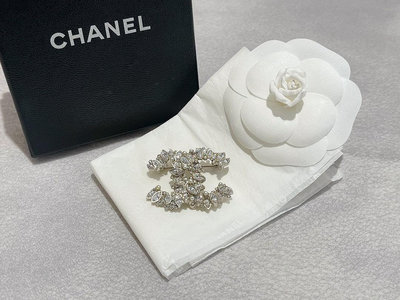 Chanel 11P 經典雙C水鉆珍珠裝飾胸針 尺寸：4*3