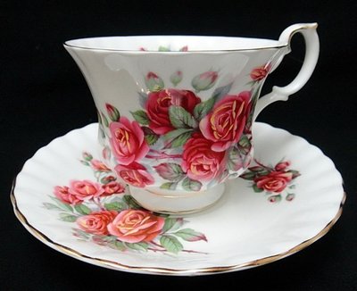 小 西 洋 ☪ ¸¸.•*´¯` 英國製Royal Albert皇家亞伯特世紀玫瑰咖啡杯&amp;盤