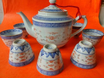 茶具组，中國早期，景德镇(正品)：外销品，米粒透光：青花壶具組。(做工精美)。