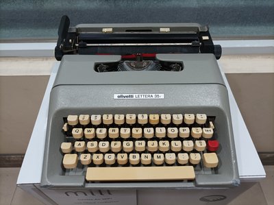 普普風早期義大利olivetti 35手動機械打字機.老玩具.偉士牌.公仔，老車，老東西，水水，型男.VINTAGE參考