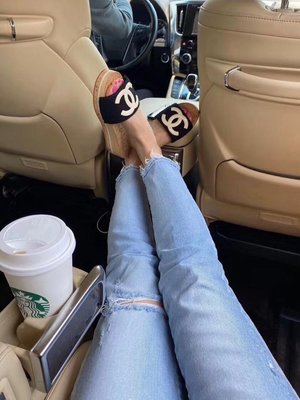 Chanel 香奈兒原木厚底拖鞋，經典雙C標誌提高了品牌的辨識度，加厚木底設計修飾纖長雙腿，夏天好朋友?
