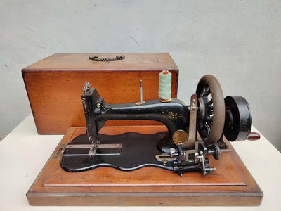 1890年歐洲德國老針車西洋古董手搖老式縫紉機，方桿細腰方盒