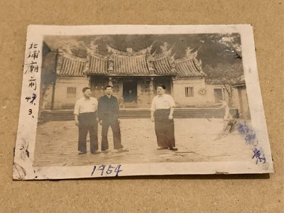 民國43年，1954年，新竹縣北埔鎮北埔廟（今北埔慈天宮）的極早期老照片。（最後一張取材自維基百科，僅供比較建築造型）