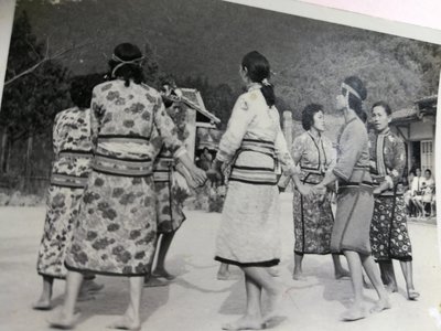 銘馨易拍重生網 PSS209 早期 50～60年代 原住民傳統服飾舞蹈 山房背景寫實老照 如圖（1張ㄧ標，珍藏回憶）讓藏