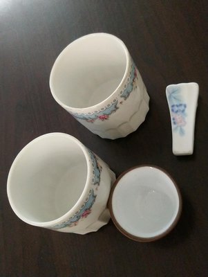 早期台製大同瓷杯/茶杯2個（有些微使用痕跡與很微小的碰痕）+1小陶瓷杯+瓷筷子架（4件合售）{9182020}