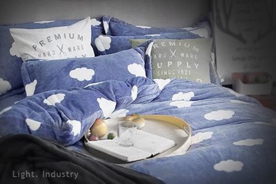【 輕工業家具 】天空雲朵法蘭絨布床包四件套組-冬天加厚冷氣毛毯藍色米字旗枕頭棉被套床單人雙人床組涼被薄被鋪墊蓋毯子沙發