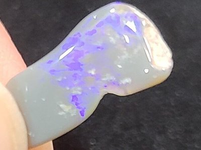 ***原礦屋*** 頂級歐泊(Opal)！A級澳洲閃電嶺紫光黑蛋白原礦標本0.331g(明顯火彩)！(礦石、冥想、靈修)
