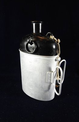 ＊阿威的藏寶箱＊【特價 收藏品 懷舊瑞士軍用鋁水壺 附杯子 高約21公分.長約10公分.寬約7公分】