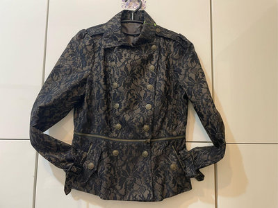專櫃品牌iROO蕾絲印花 短風衣式 帥氣外套