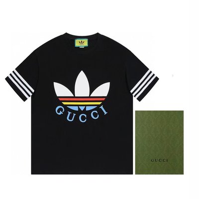 Gucci 圓領T恤，大膽探索聯名adidas系列，織帶和G字母交織圖案巧妙搭配三條紋和三葉草徽標