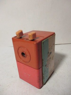 《瑋哥童趣屋》早期 日本製 鐵皮 削鉛筆機~(尺寸高約：10.5 cm，非常舊了，瑕疵、磨損、氧化鐵生銹，無法削鉛筆)