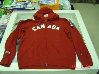ROOTS 原場加拿大製造    男款   黑/紅  2款  供選擇  冬季限量款連帽外套 (全新/現貨)