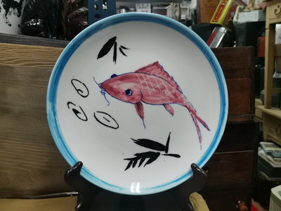 典藏台灣早期圓型少見的鮮紅色系的水草老魚盤一支,罕~~少~~!