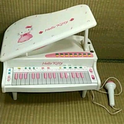 日本帶回兒童kitty鋼琴有麥克風和可錄音自動演奏內建旋律月取多種音色選擇節奏伴奏可和奏