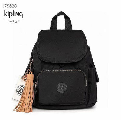 新款熱銷 Kipling 猴子包 K12671 黑色 流蘇款 輕量 多夾層時尚雙肩後背包 兩側有口袋 實用經典 旅行 出遊 防水 中款 限時優惠