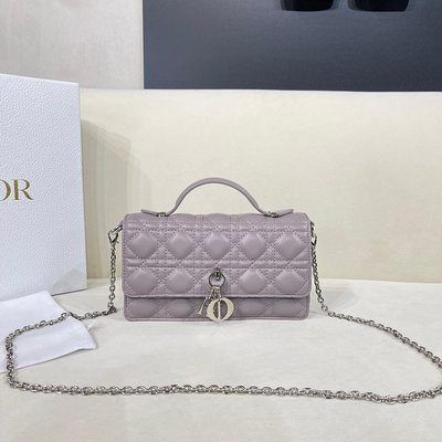 【二手】lady Dior 珍珠手拿包 「紫色」 這款手拿包是本季新品