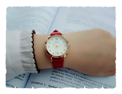 地球儀鐘錶 KEZZI日韓人氣 高雅 氣質時尚鑲鑽錶 雷射條紋面 日本機芯 浪漫亮彩皮帶錶 【↘240】K1814高貴紅