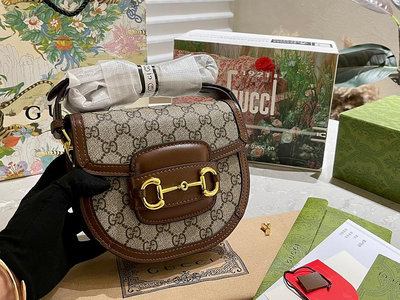 【二手包包】牛皮  官網飛機箱包裝 Gucci 1955 Horsebit Bag 馬鞍包 經典的馬銜扣+MNO159973