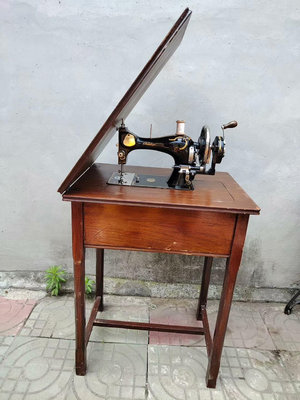英國產桌式落地式古董縫紉機