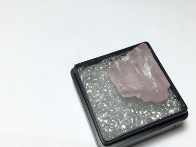 【Texture & Nobleness 低調與奢華】精品影片礦區 原礦 標本 -粉色鋰輝石- 4.21克